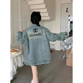 Nouvelle veste en denim fortement embellie de Chanel avec des lettres strass et broderie-5119  