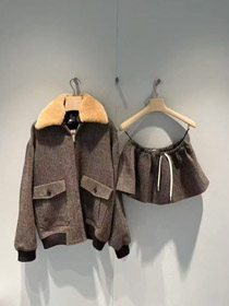 Miu Miu nouveau costume de laine de style vintage avec veste à lapelle brodée-5366  